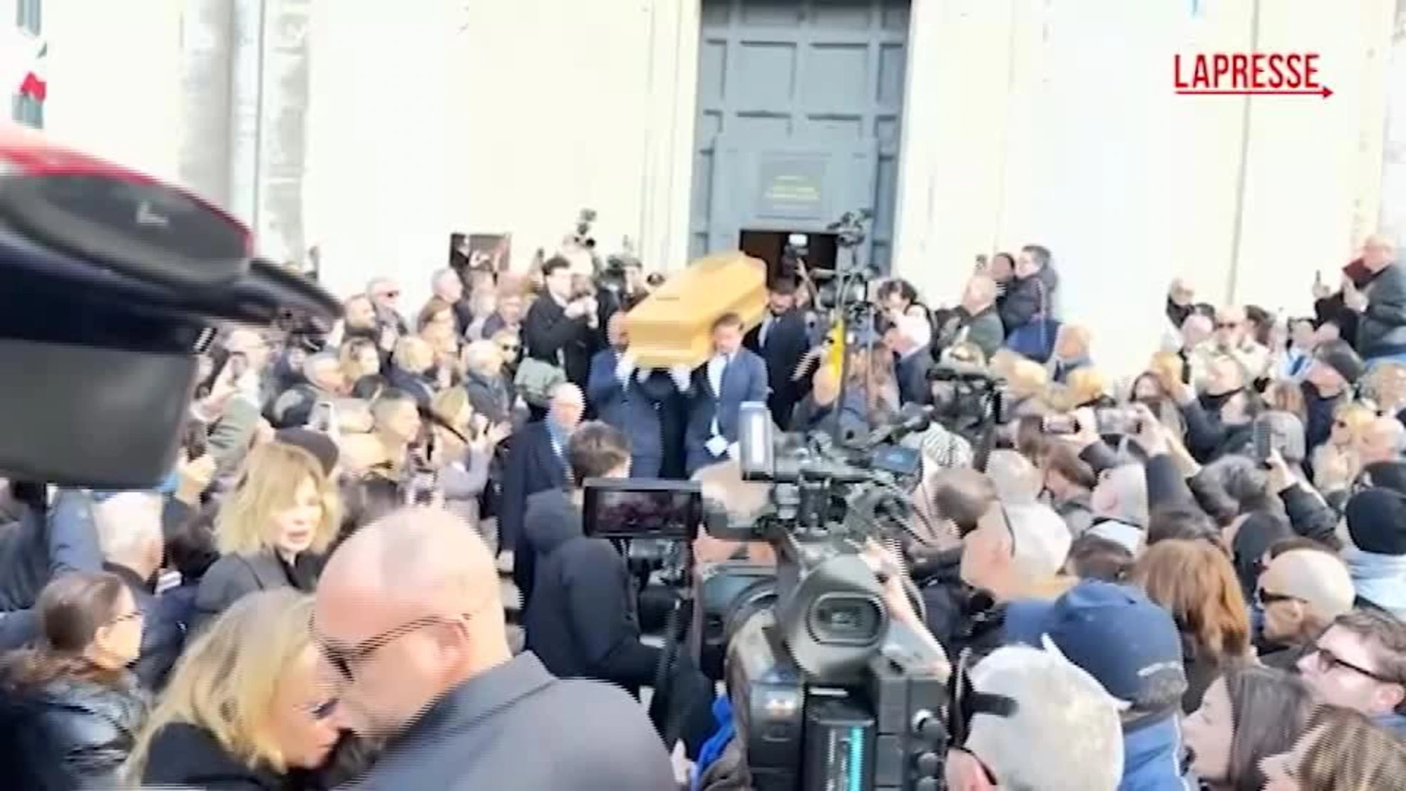 Enrica Bonaccorti, centinaia a Roma per i funerali della conduttrice