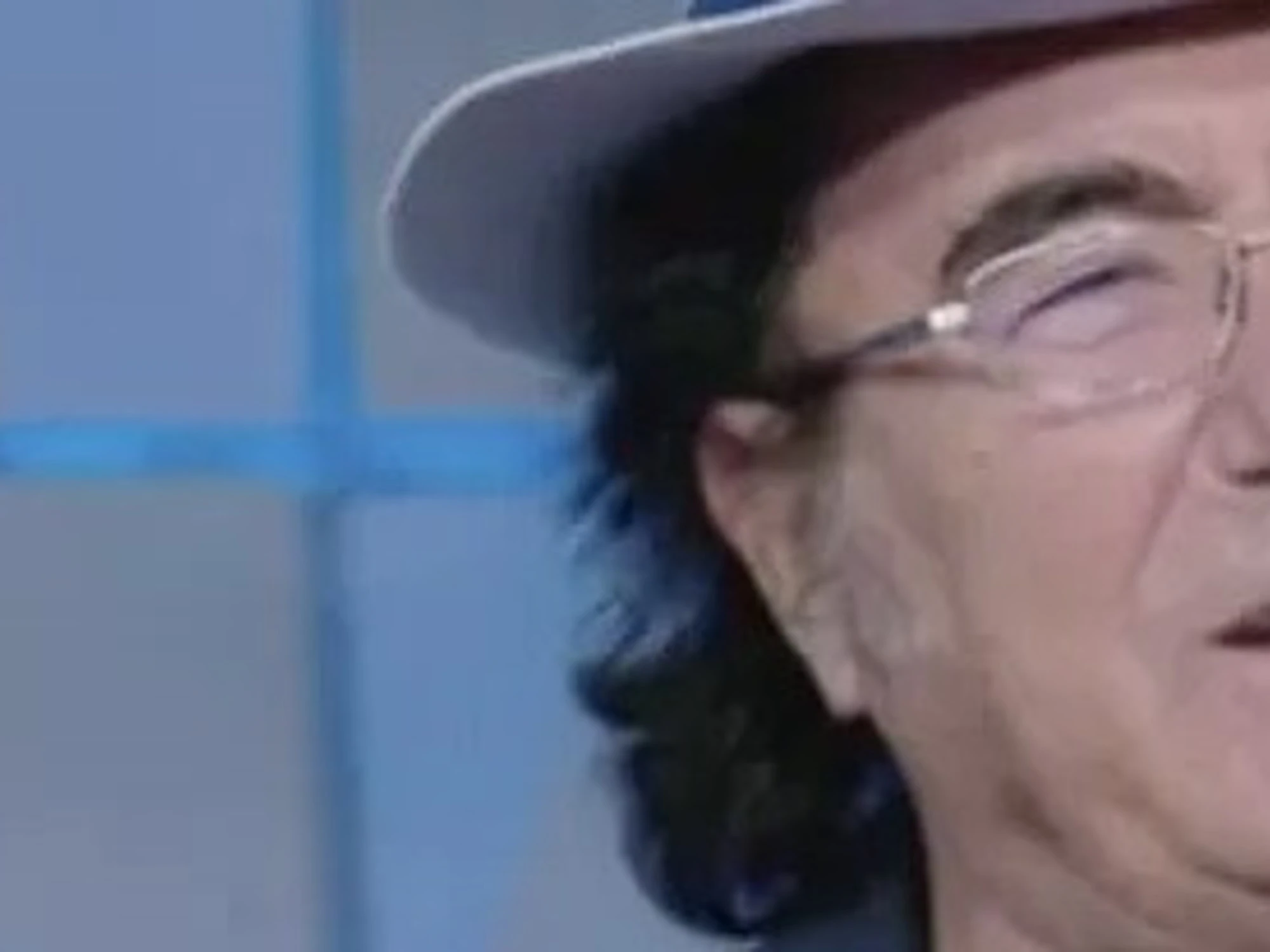 Al Bano, "pizzino" a Carlo Conti: "Attendo garanzie"