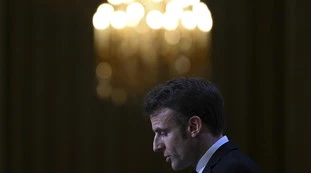 Macron, attivato l'articolo 49 sulle pensioni: perché può venire giù tutto