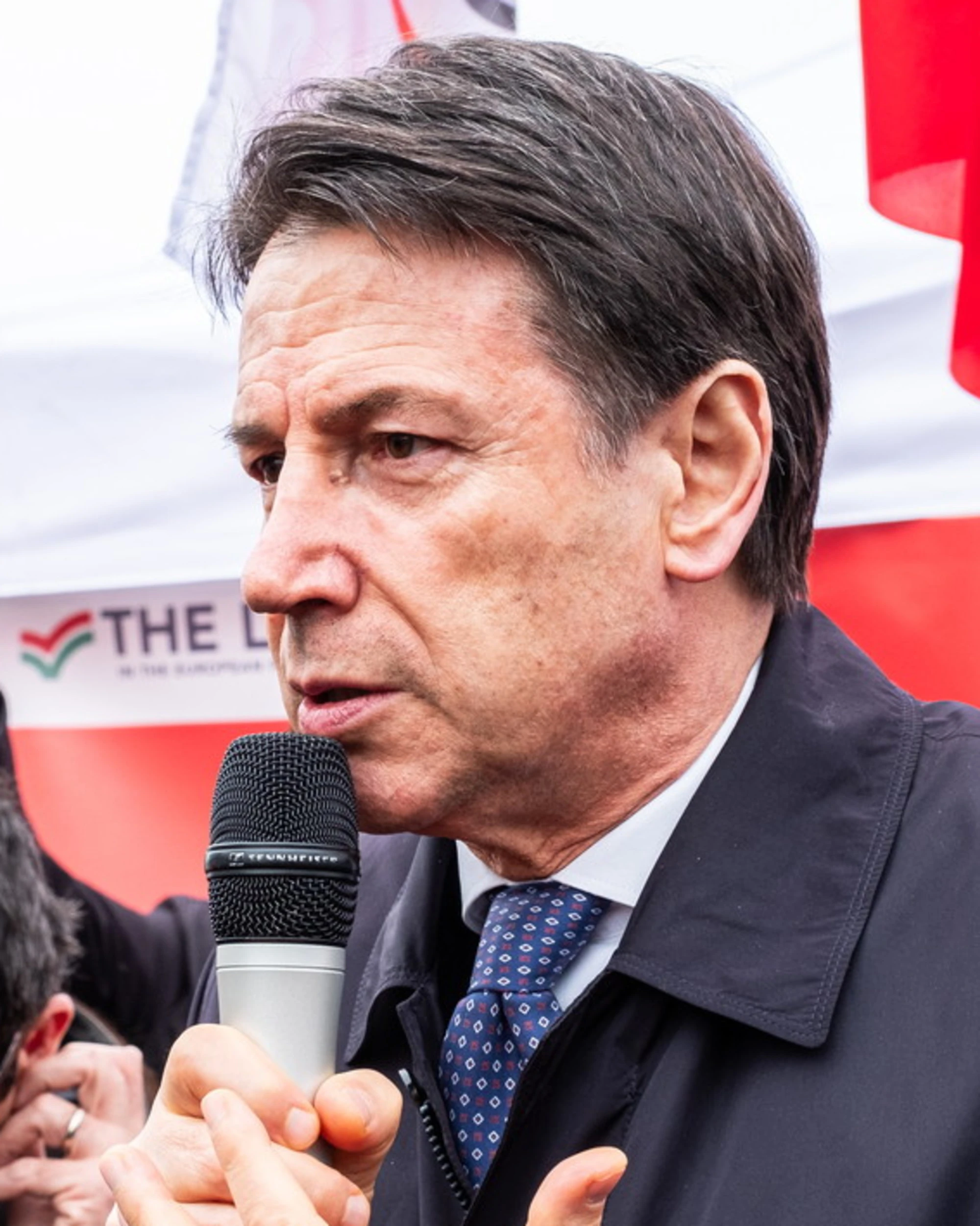 Giuseppe Conte, gran maestro di trasformismo: conta solo la poltrona