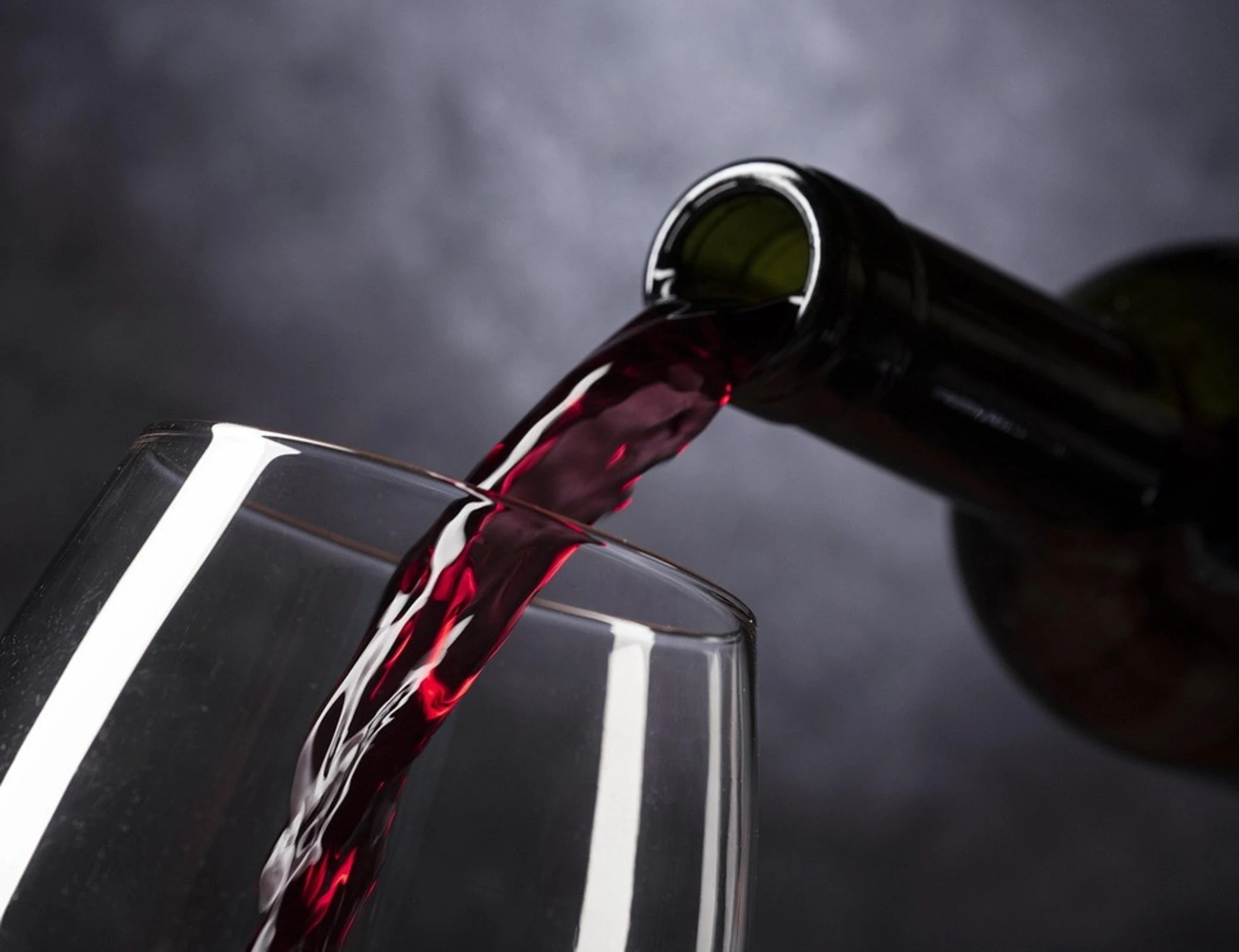 Vino Primitivo, maxi sequestro in Puglia: cosa c'era dentro