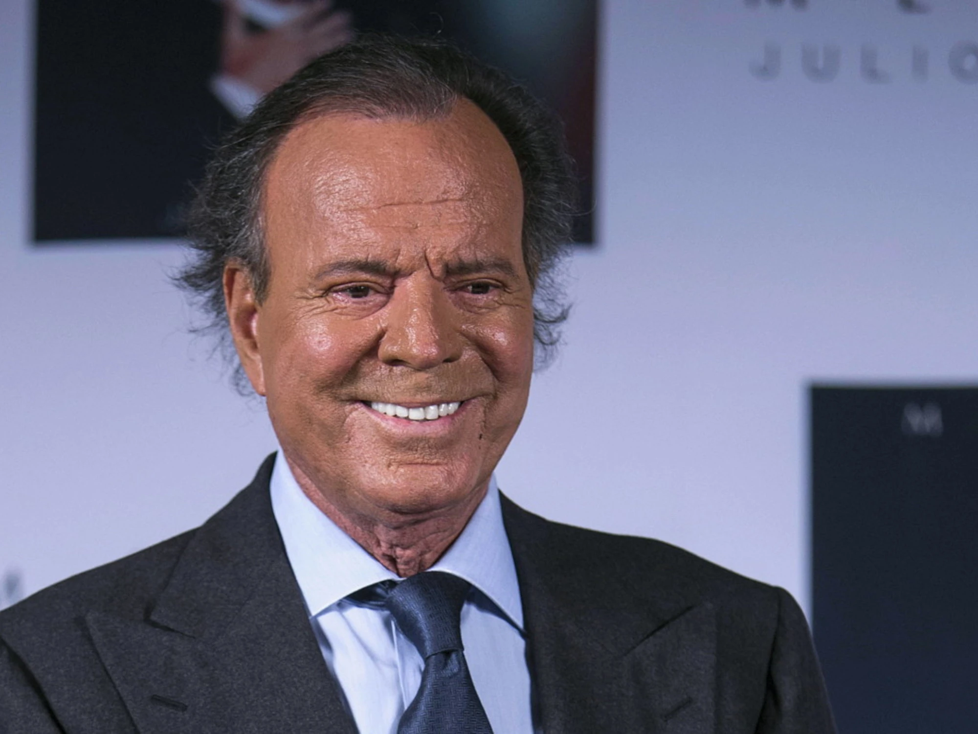 Julio Iglesias sotto accusa: "Ero la sua schiava sessuale. Schiaffi, stupri e umiliazioni"