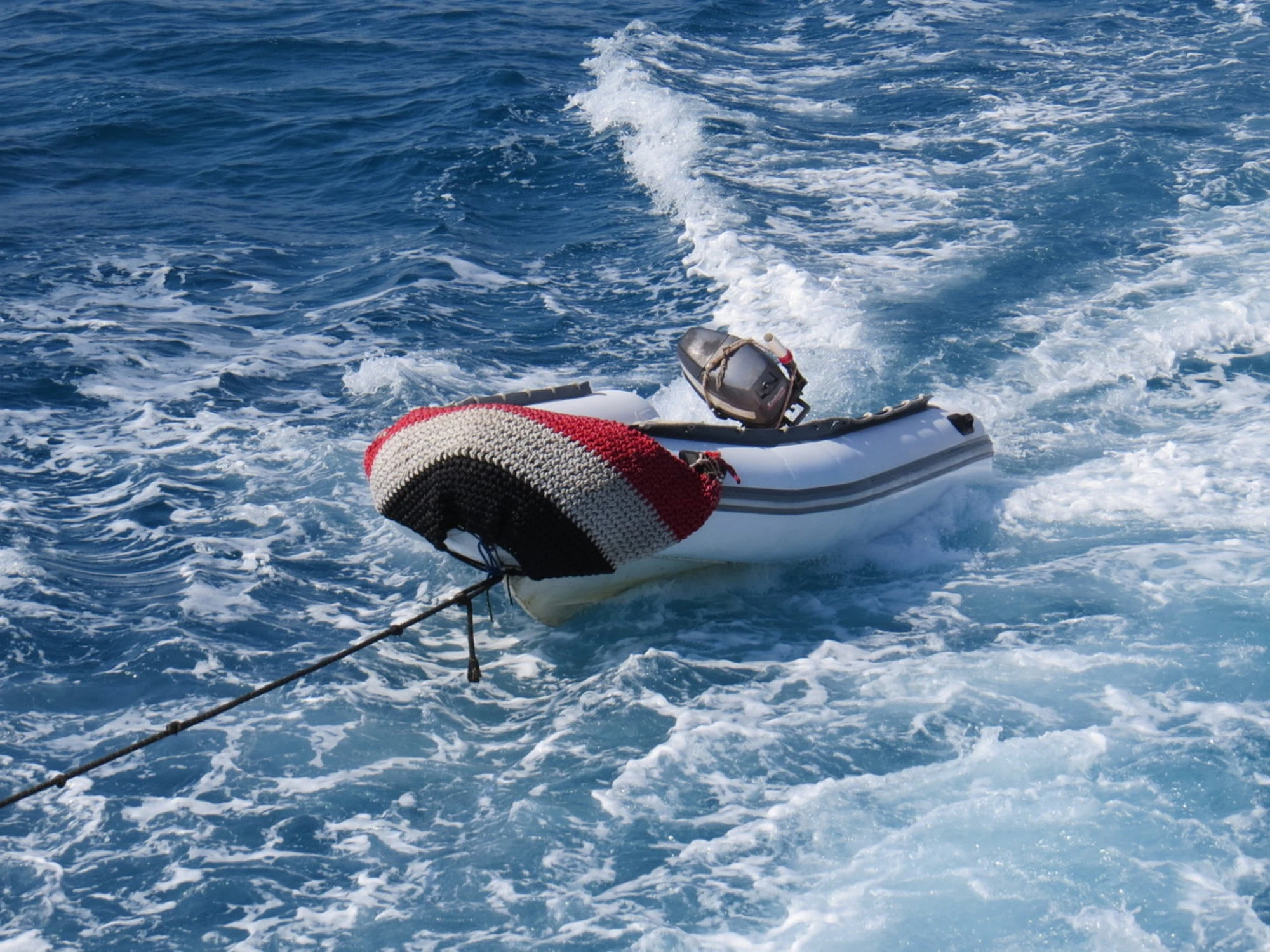 Lascia il gommone in rada all'Isola d'Elba: quando torna fa un'amara scoperta