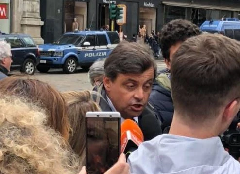 Carlo Calenda in piazza Duomo dove parla Matteo Salvini, una farsa: "Non ho paura, vado dove voglio"