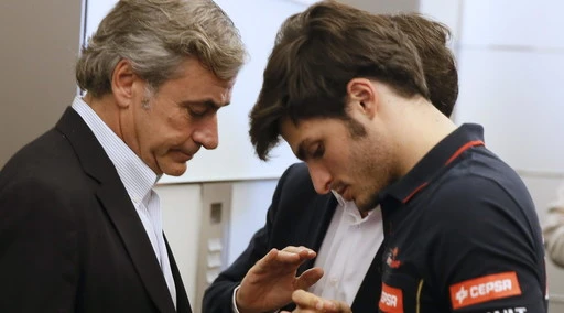 Ferrari, Carlos Sainz promuove Carlos jr a Maranello: "Il rally e la F1 sono mondi lontani: scegliendo una strada diversa dalla mia ha dimostrato personalità"