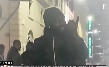 Fuori dal Coro, "che ci fai qui eh!?": l'immigrato perde la testa