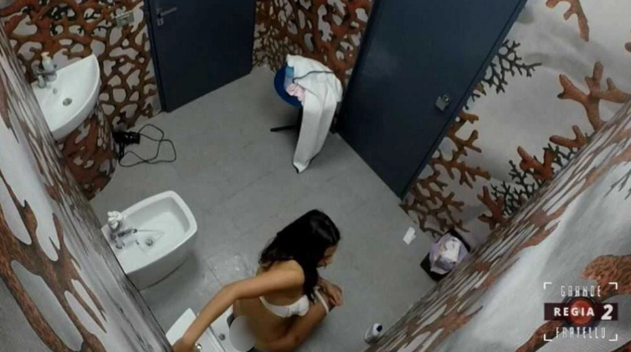Grande Fratello, Francesca De Andrè scopre due orrori nel bagno: "Un porcile"