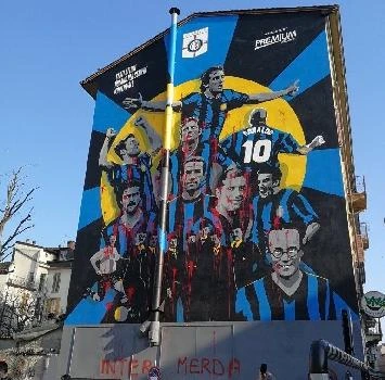 Inter, sfregiato con vernice rossa il murale: "Merda"