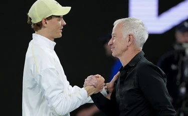 Sinner, la pesante accusa di McEnroe: "Favorito", il gesto in campo
