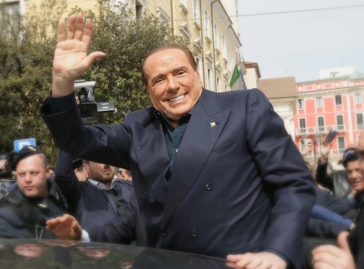 Silvio Berlusconi, schiaffo ai big di Forza Italia: il suo piano se si torna al voto