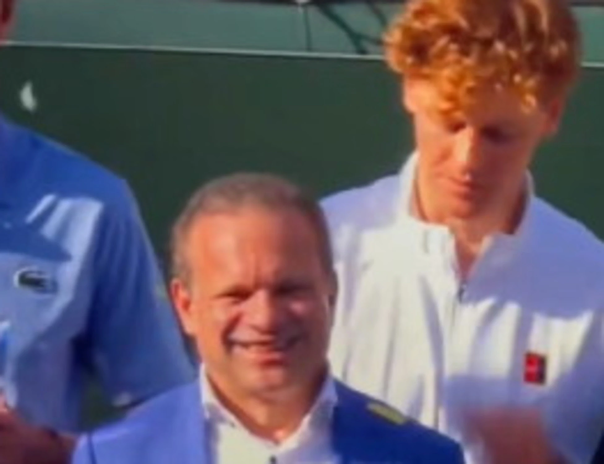 Jannik Sinner pulisce la giacca al top-manager: una strana premiazione