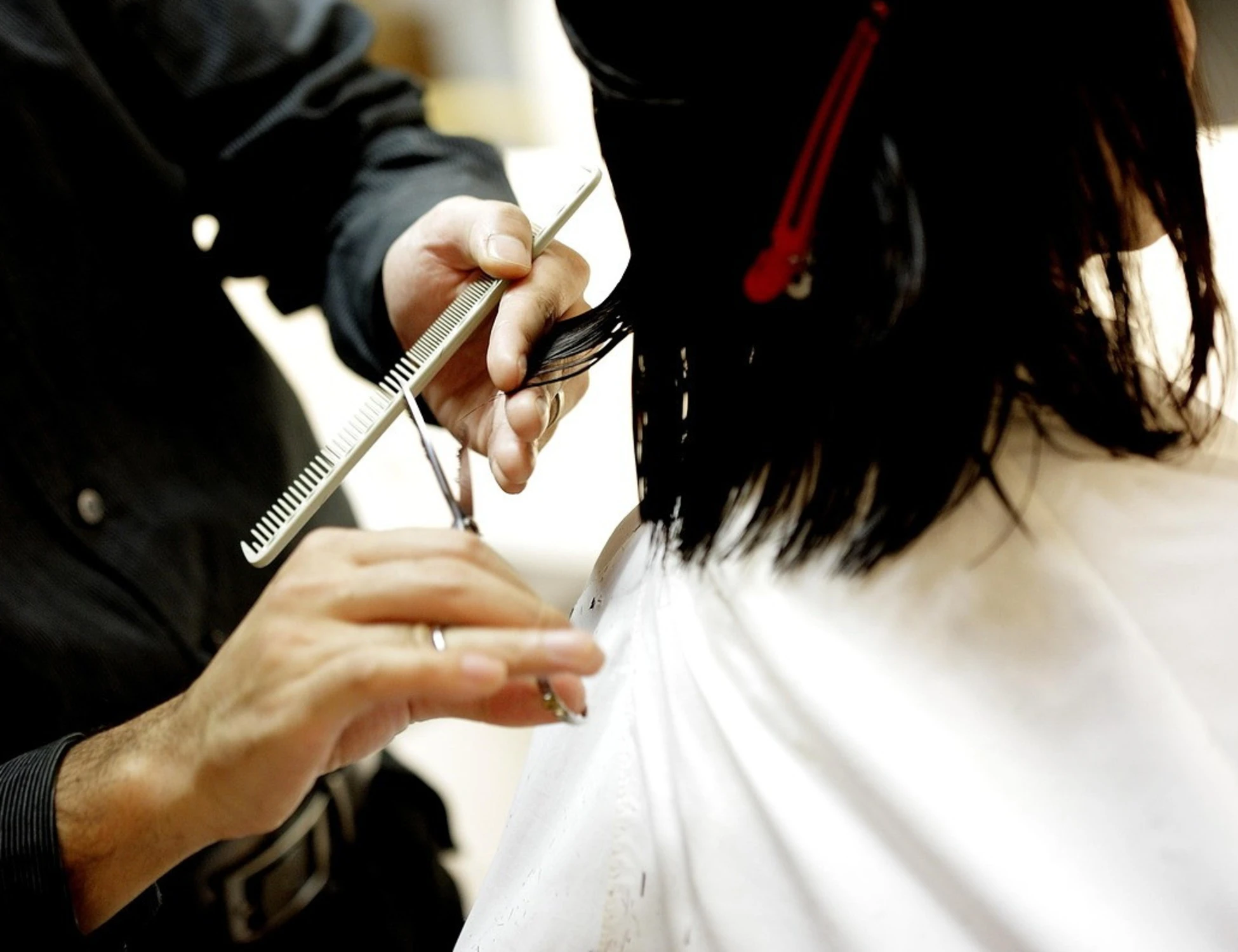 Treviso, dopo lo shampoo i clienti calvi: il salone cinese da incubo