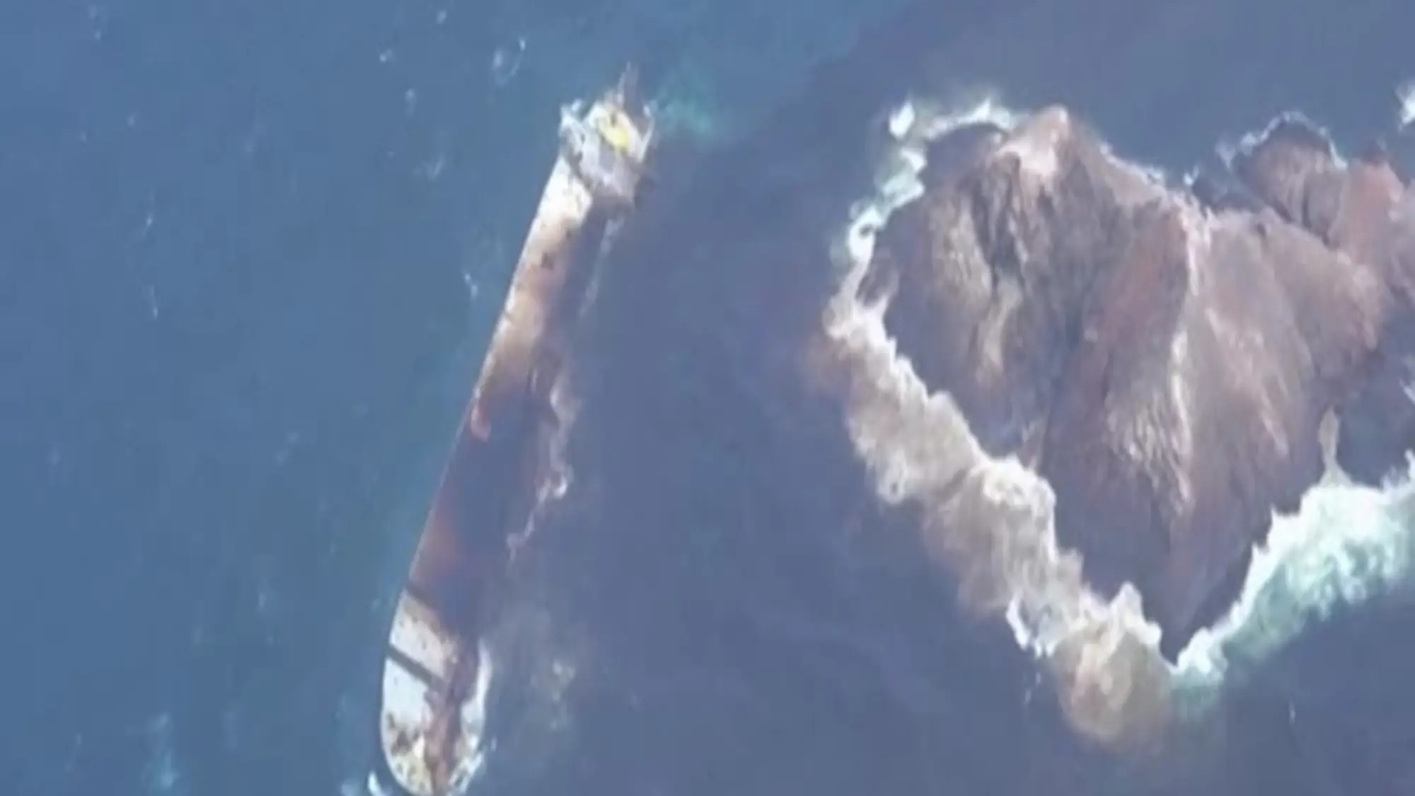 Oman, nave russa affondata sversa petrolio in mare: le acque e le coste diventano nere