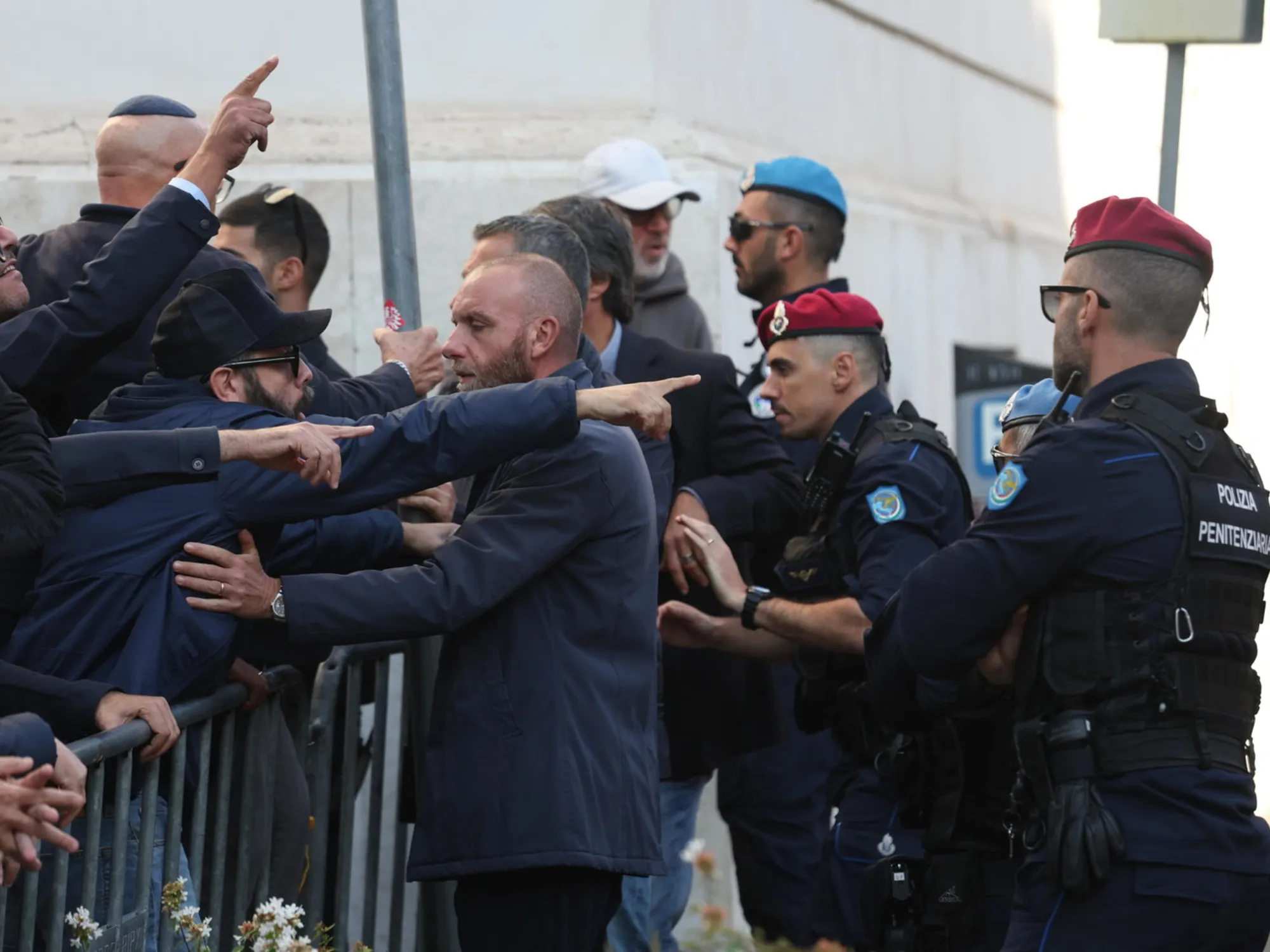 Insulti ai partigiani: "Schifo!": esplode la sinistra in piazza