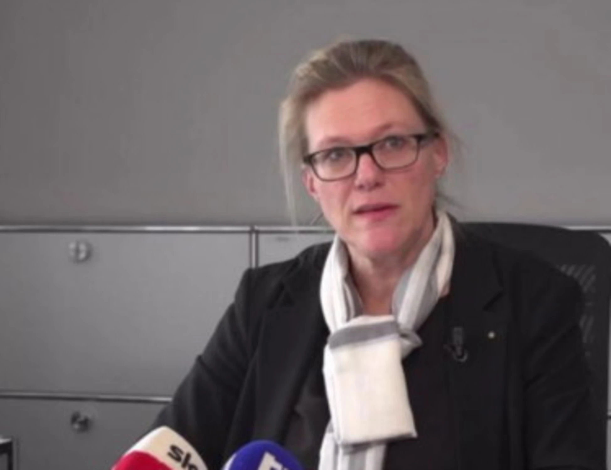 Crans, sveglia alle 4.30, famiglia e ufficio: ecco chi è la pm nella bufera