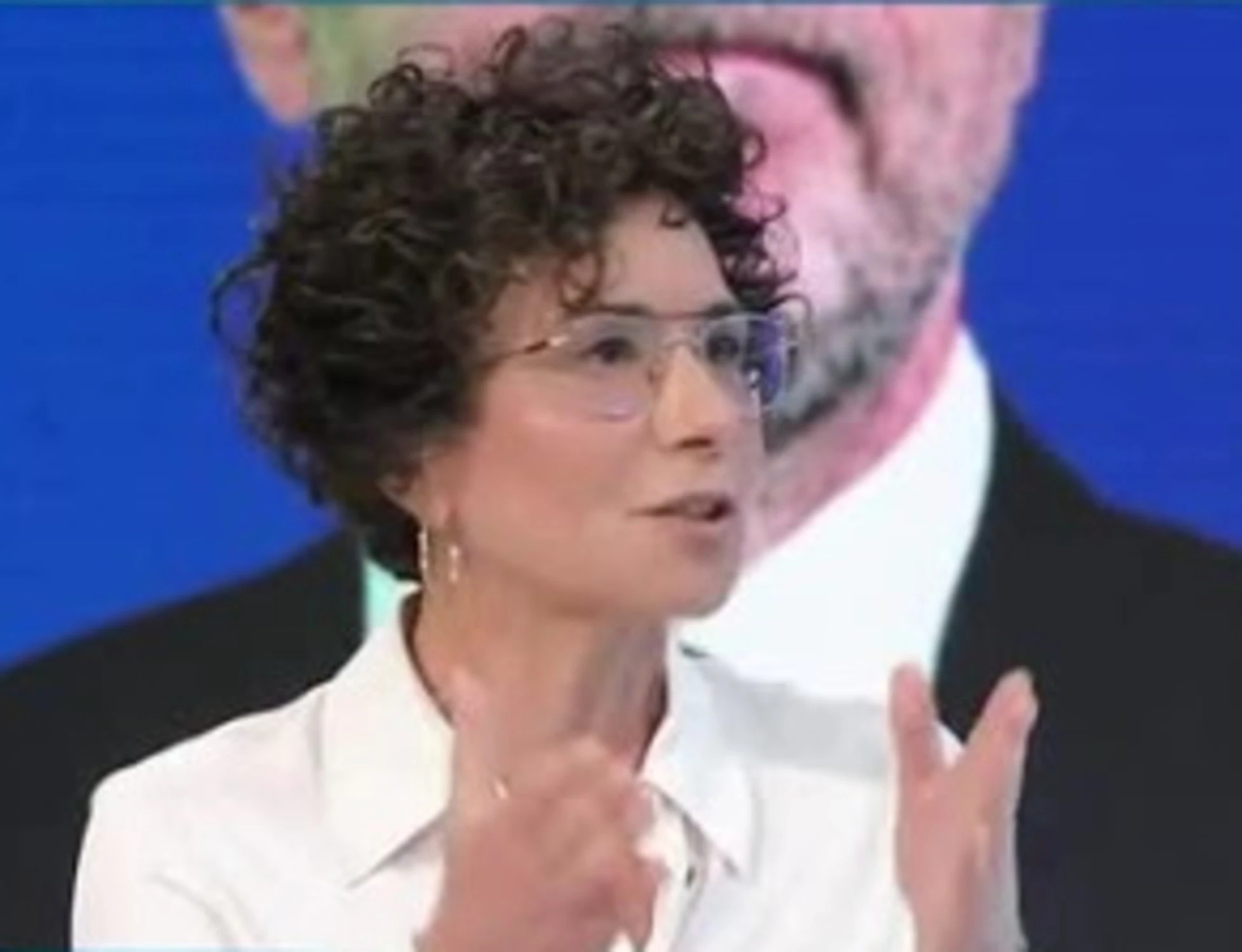 Angela Azzaro, addio all'opinionista di casa a La7. Lo sconcerto di Elly Schlein