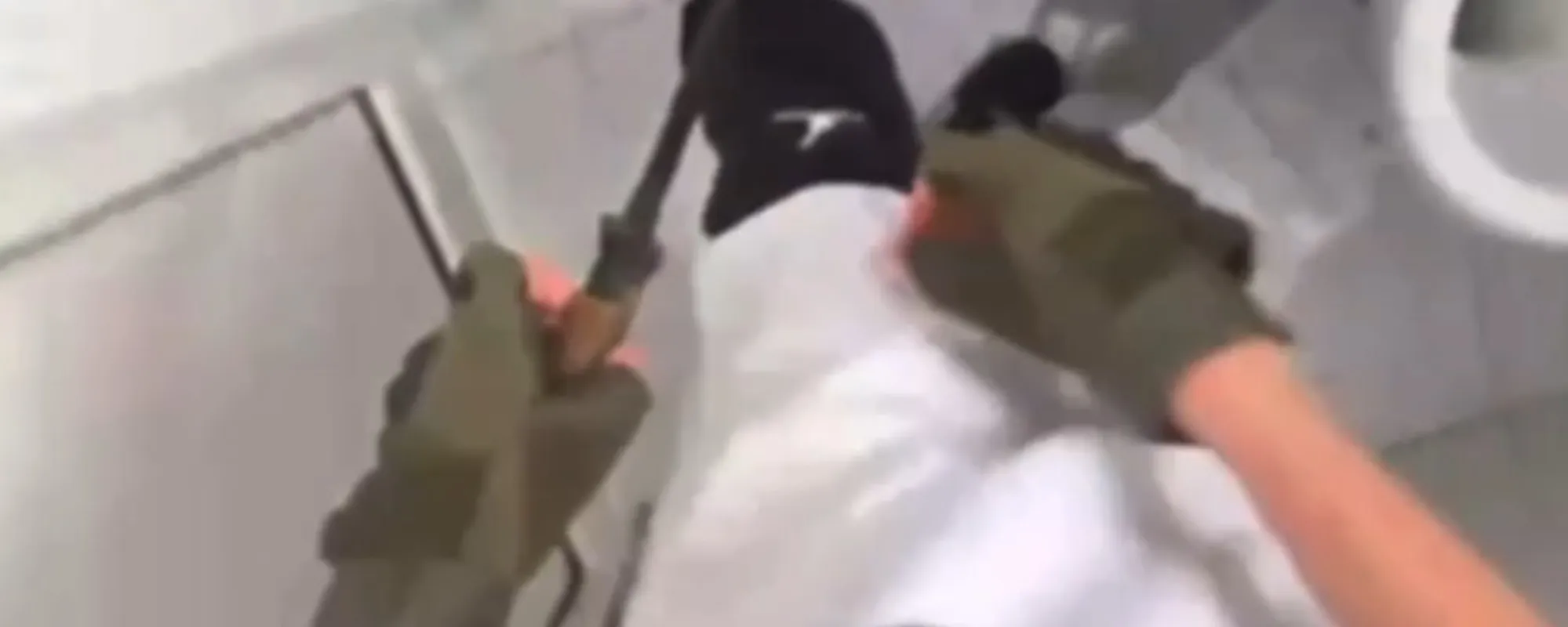 Il video del 13enne che prepara l'accoltellamento della prof in bagno <span style="color: rgb(153, 0, 0);">Immagini forti</span>