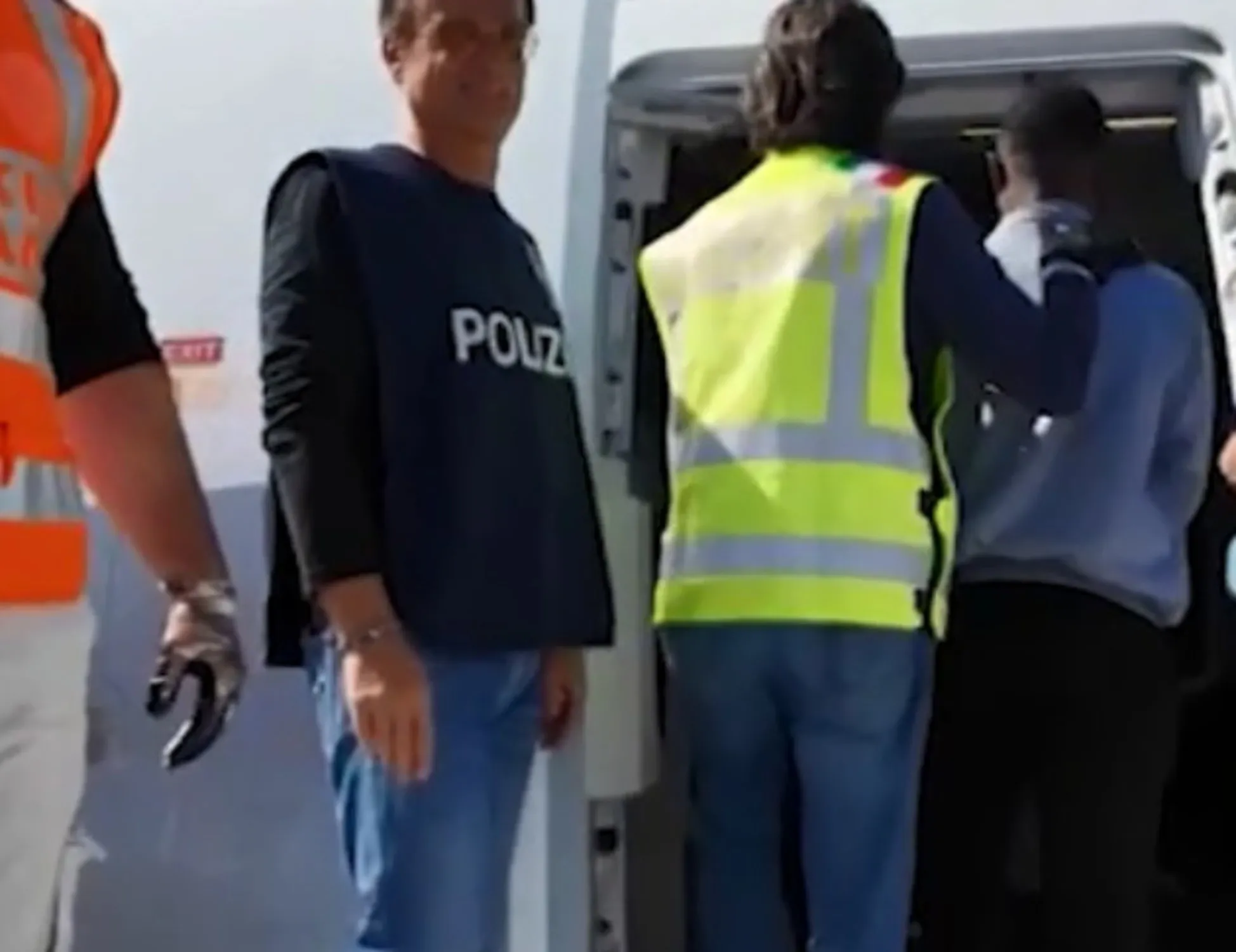 Leggi l'articolo: Decine di immigrati rispediti a casa: la pacchia adesso è finita