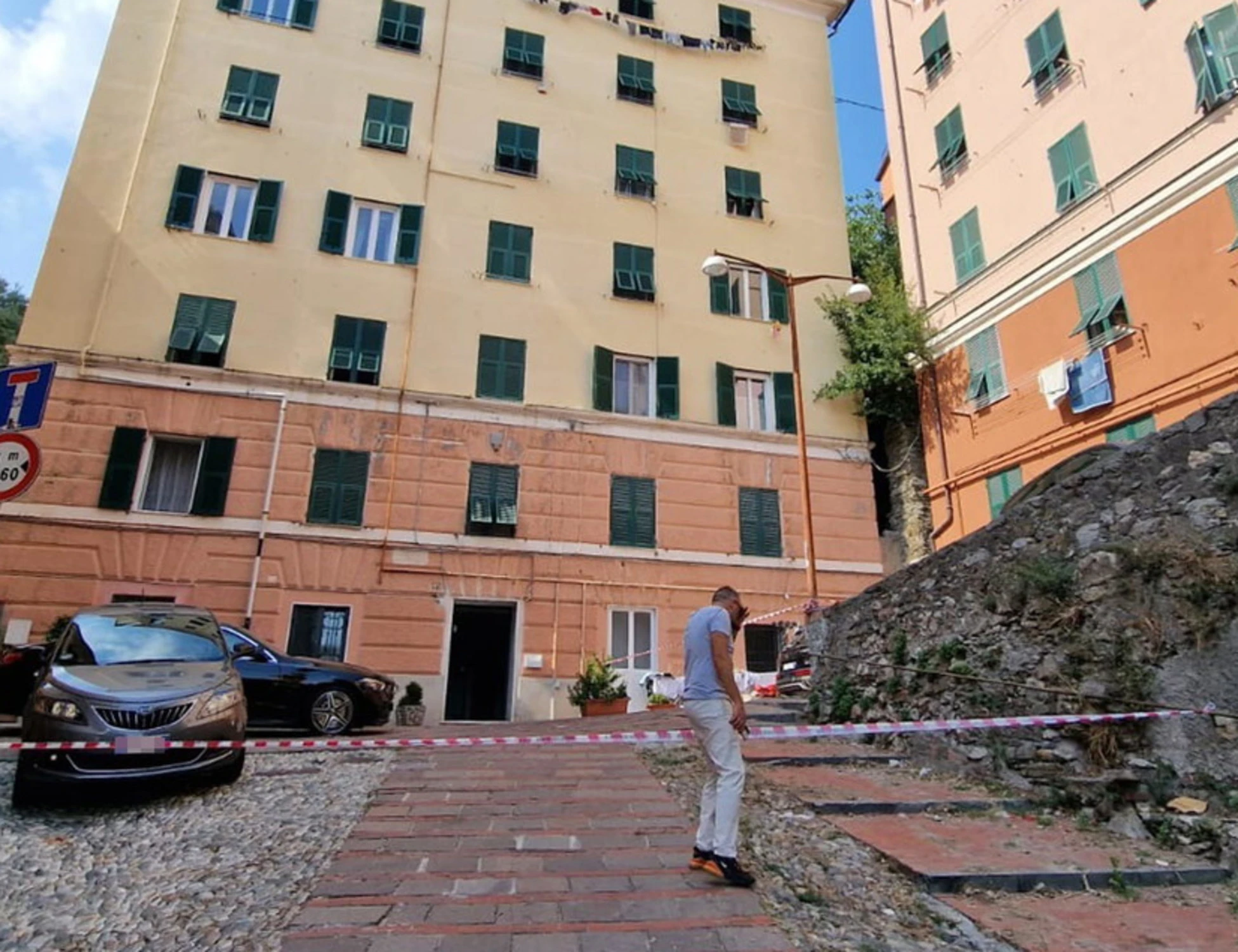 Genova, accoltella la sorella e poi cade dal balcone: morto sul colpo a 26 anni
