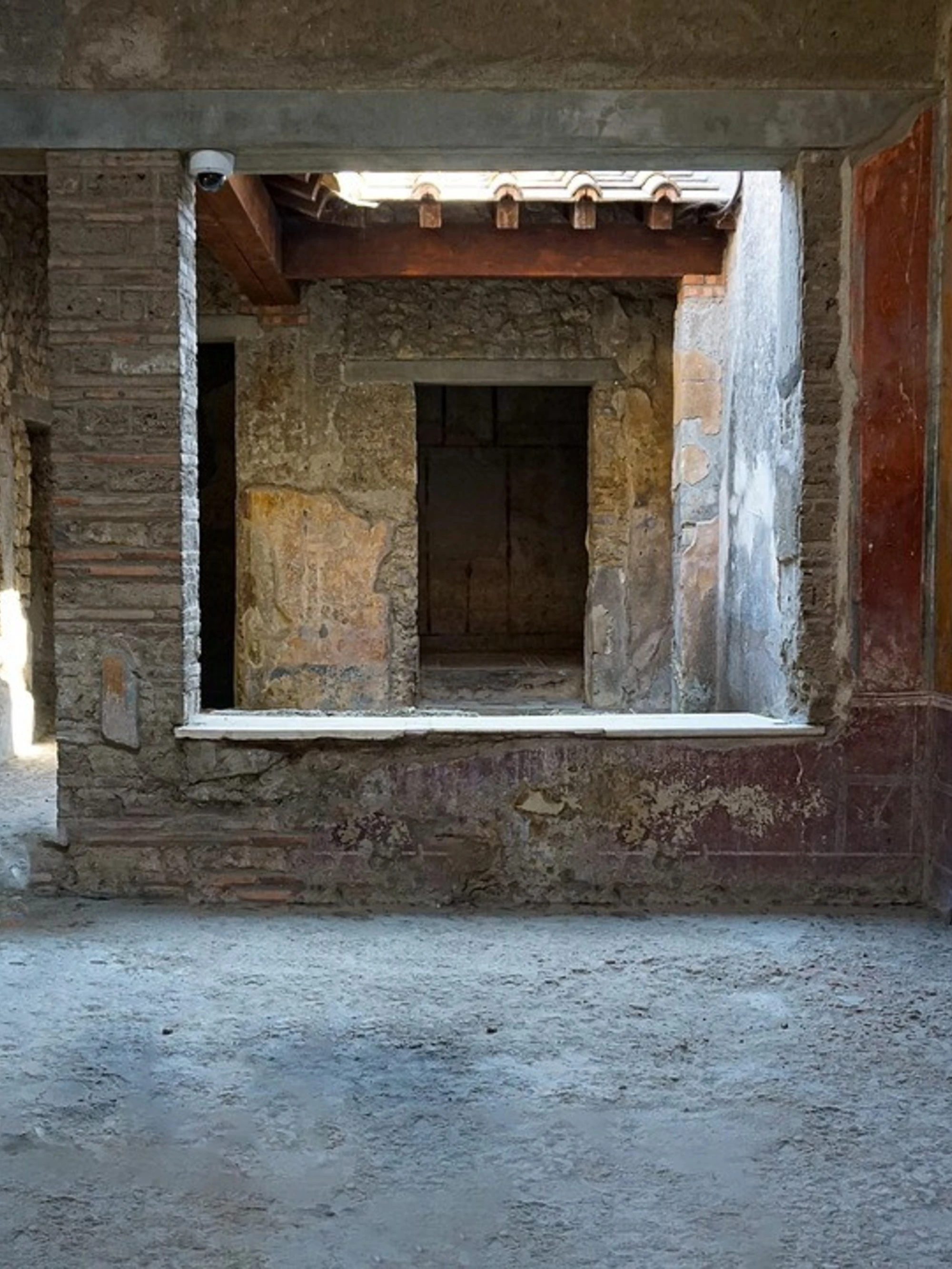 Pompei, figuraccia del turista: reperti nello zaino