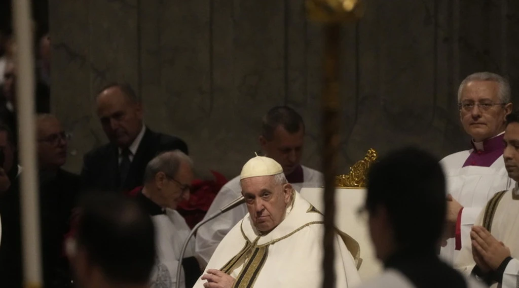 Papa Francesco in sedia a rotelle alla Messa della Vigilia