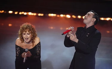 Sanremo, il picco con Bravi che canta Vanoni