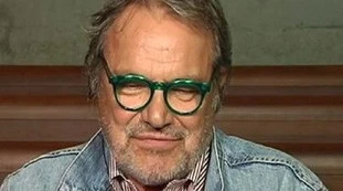 Oliviero Toscani insulta Salvini, Meloni e i loro elettori: "Non sanno fare nulla, votati dagli ignoranti. Con loro pezze al cu***"
