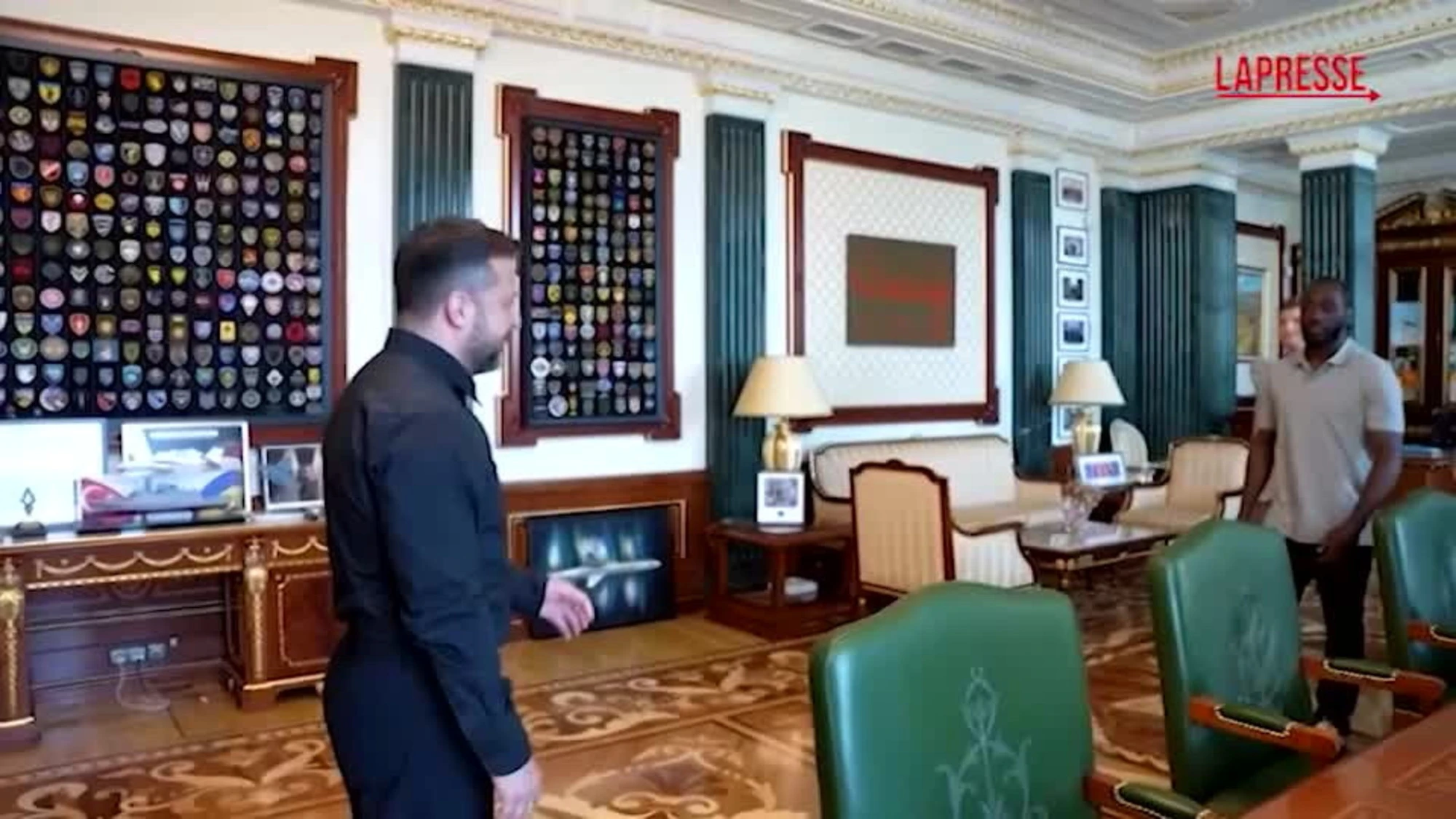 Il pugile americano da Zelensky, cosa gli regala: schiaffo a Putin in mondovisione