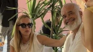 Meloni, fango tedesco: "Vacanza in Albania, cosa non torna"