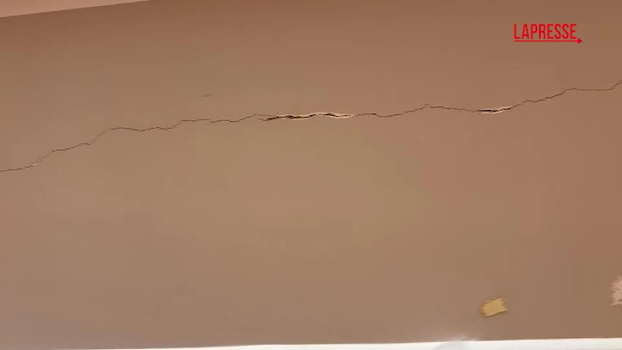 Terremoto in Irpinia, le crepe sui muri delle case di Montefredane
