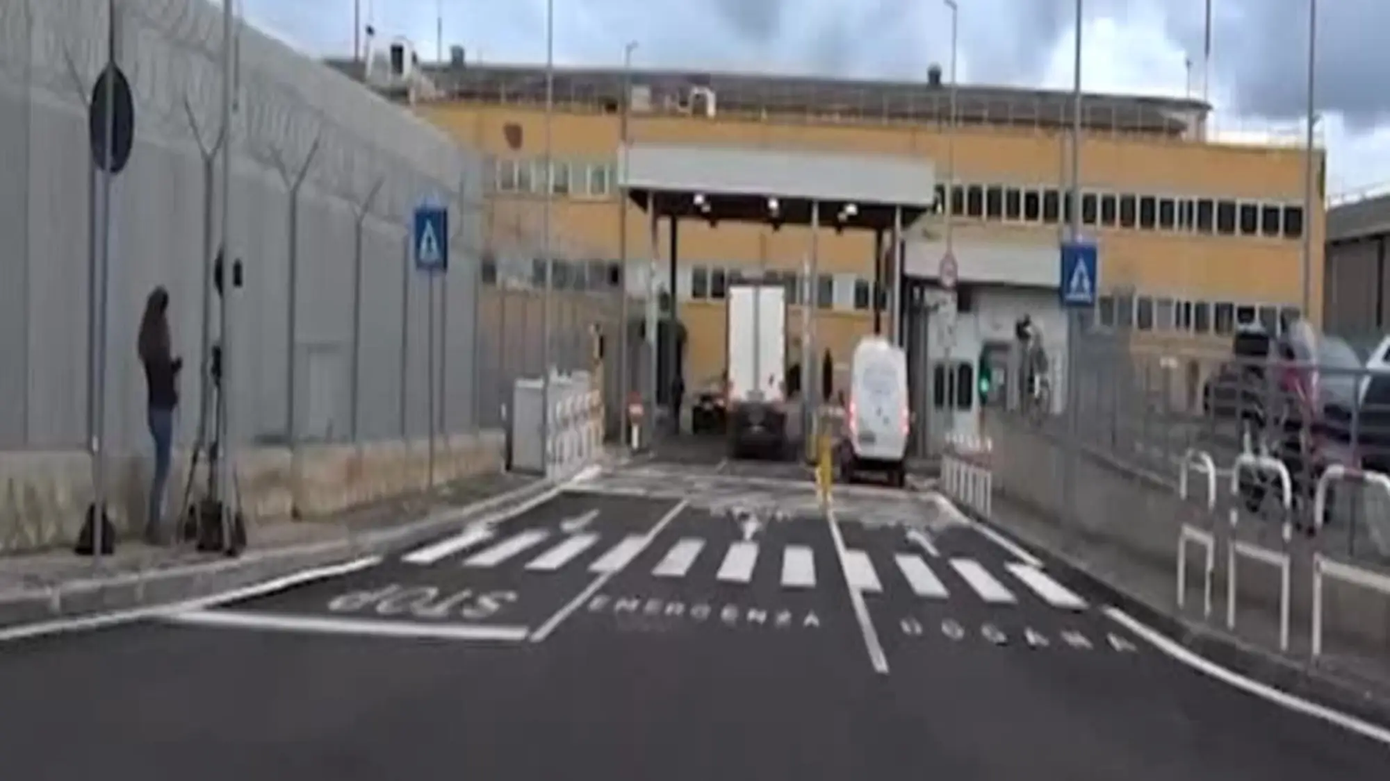 L'arrivo di Meloni e Tajani a Ciampino per accogliere Trentini e Burlò