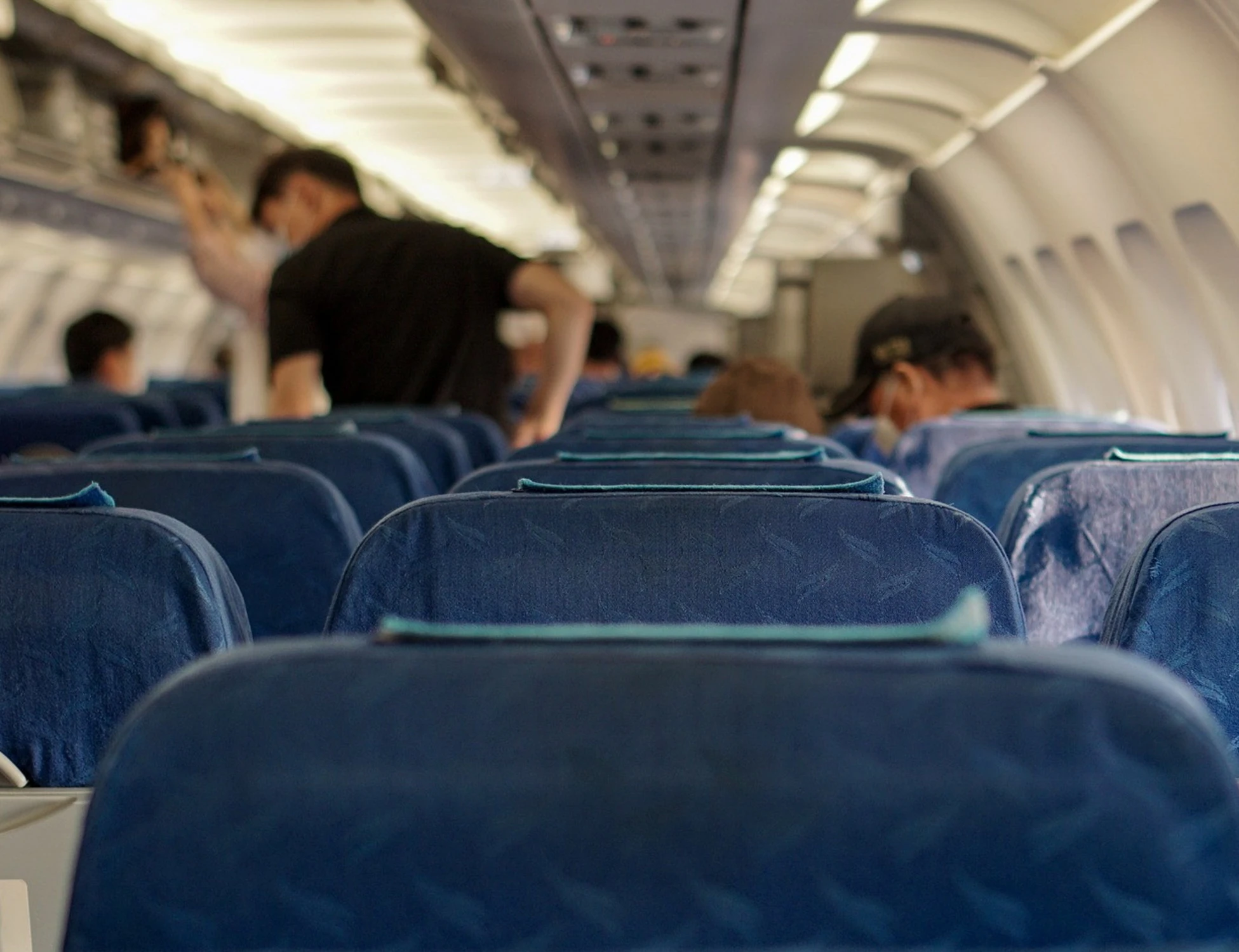 Volo Praga-Catania, si accende una sigaretta nella toilette: allarme e maxi-multa per il passeggero