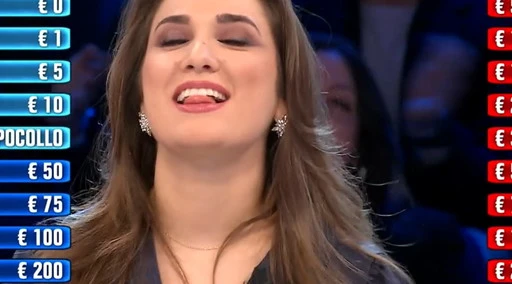 Affari Tuoi, tocca a Valentina? "Occhio De Martino, ti vestono da donna...": esplode una clamorosa polemica