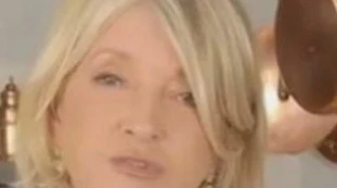 Martha Stewart, l'81enne cucina in topless: il video sconvolgente