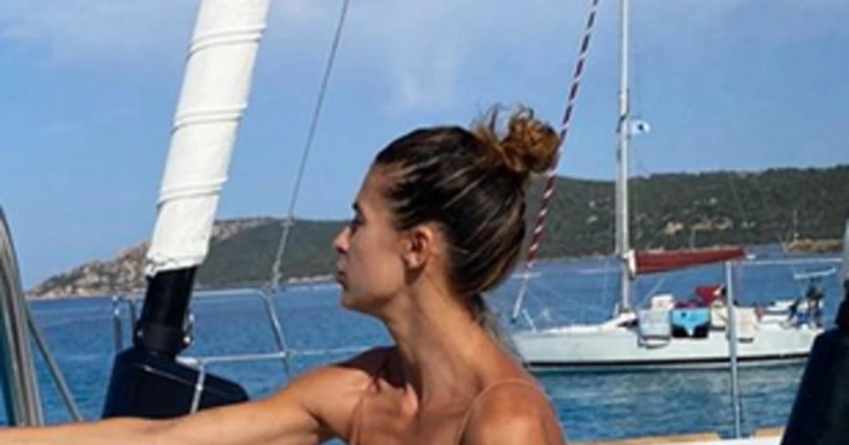 Elisabetta Canali è nuda? Il costume che fa gridare, ecco la sua ultima foto spettacolare