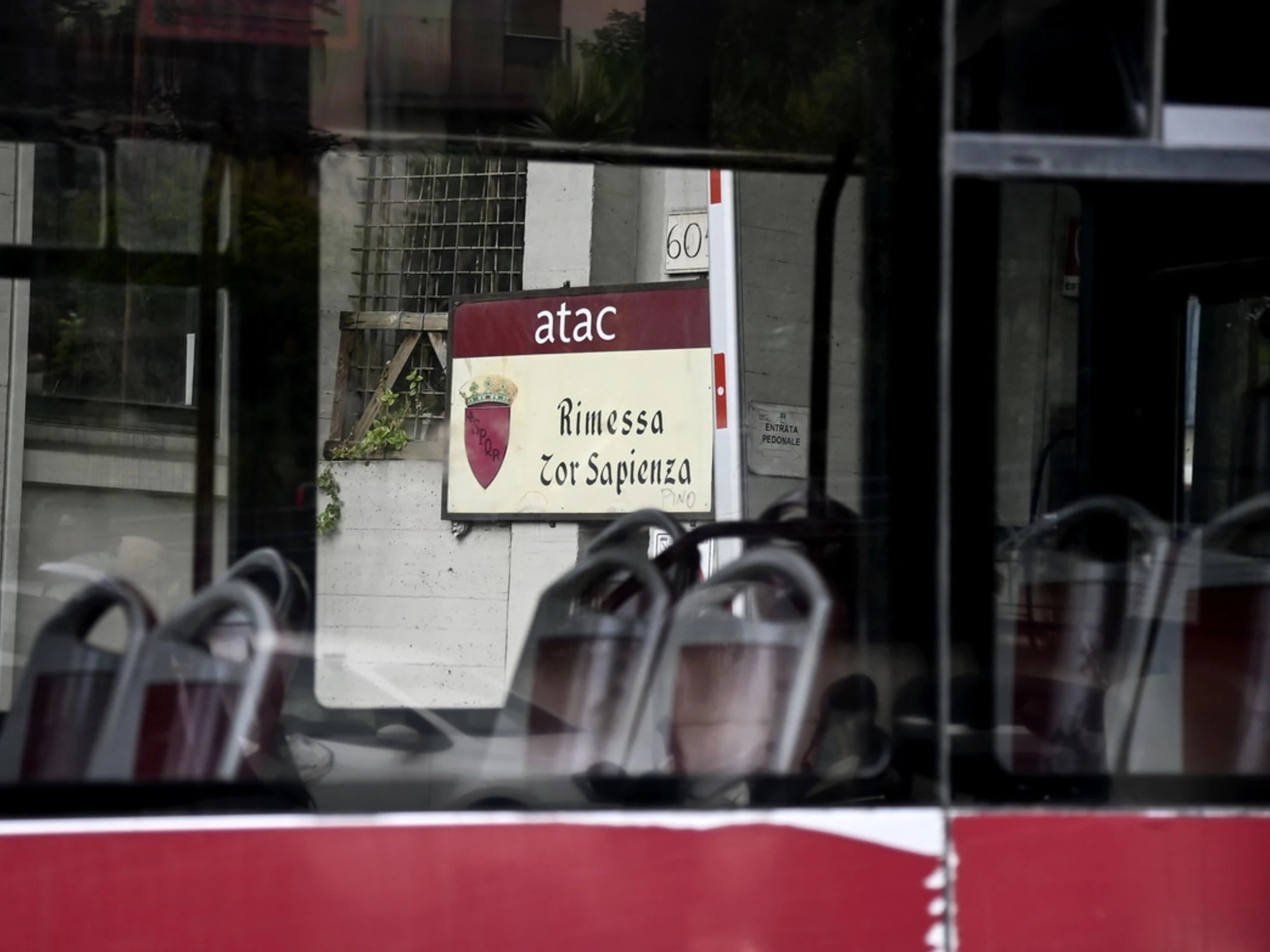 Roma, accoltellato sul bus con 5 fendenti: che cosa è successo