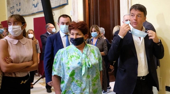 Matteo Renzi, conferenza stampa in ritardo? Mediazione con Giuseppe Conte per evitare la crisi (o Fiorentina?)