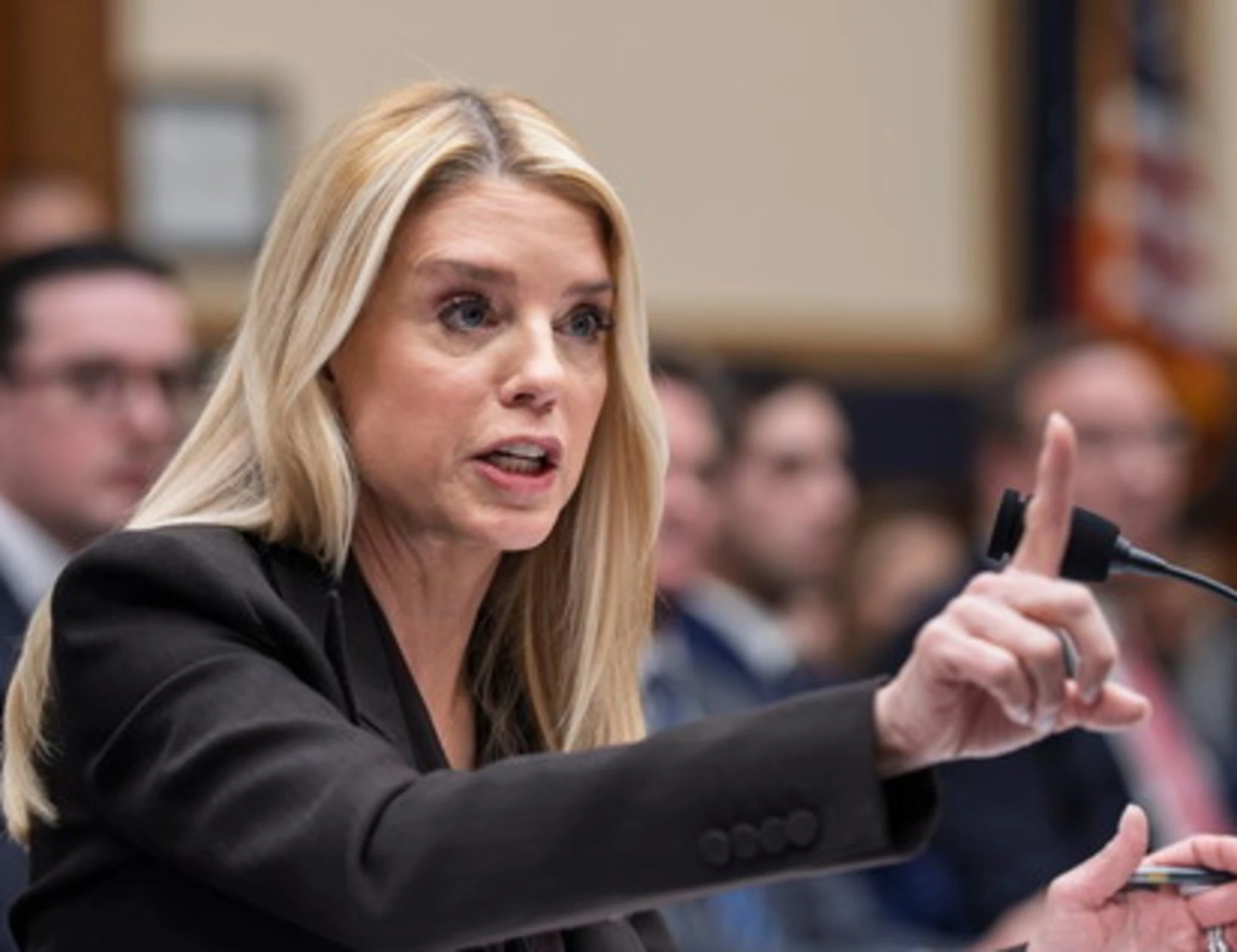 Trump licenzia Pam Bondi: faccia a faccia di fuoco, rotolano teste alla Casa Bianca