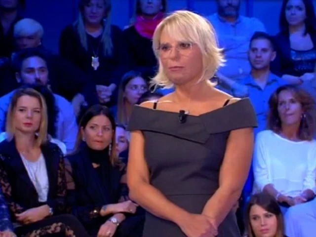 C'è posta per te, spietata Maria De Filippi: smaschera il padre che chiede perdono ai suoi figli, da brividi