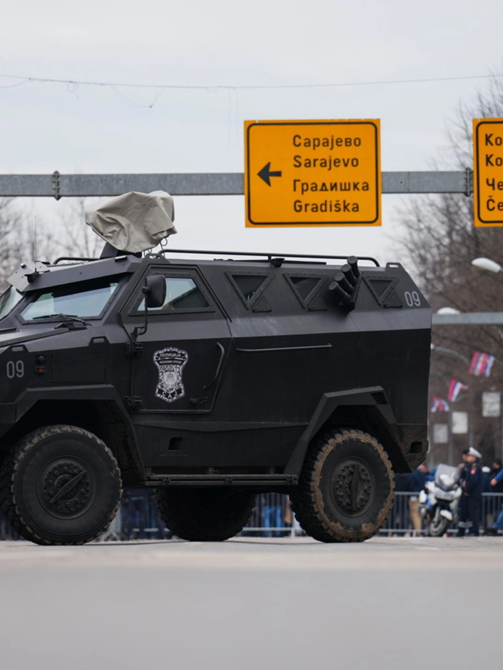 I Balcani stanno per esplodere, tensione tra Bosnia e Serbia: mandato d'arresto per il leader serbo