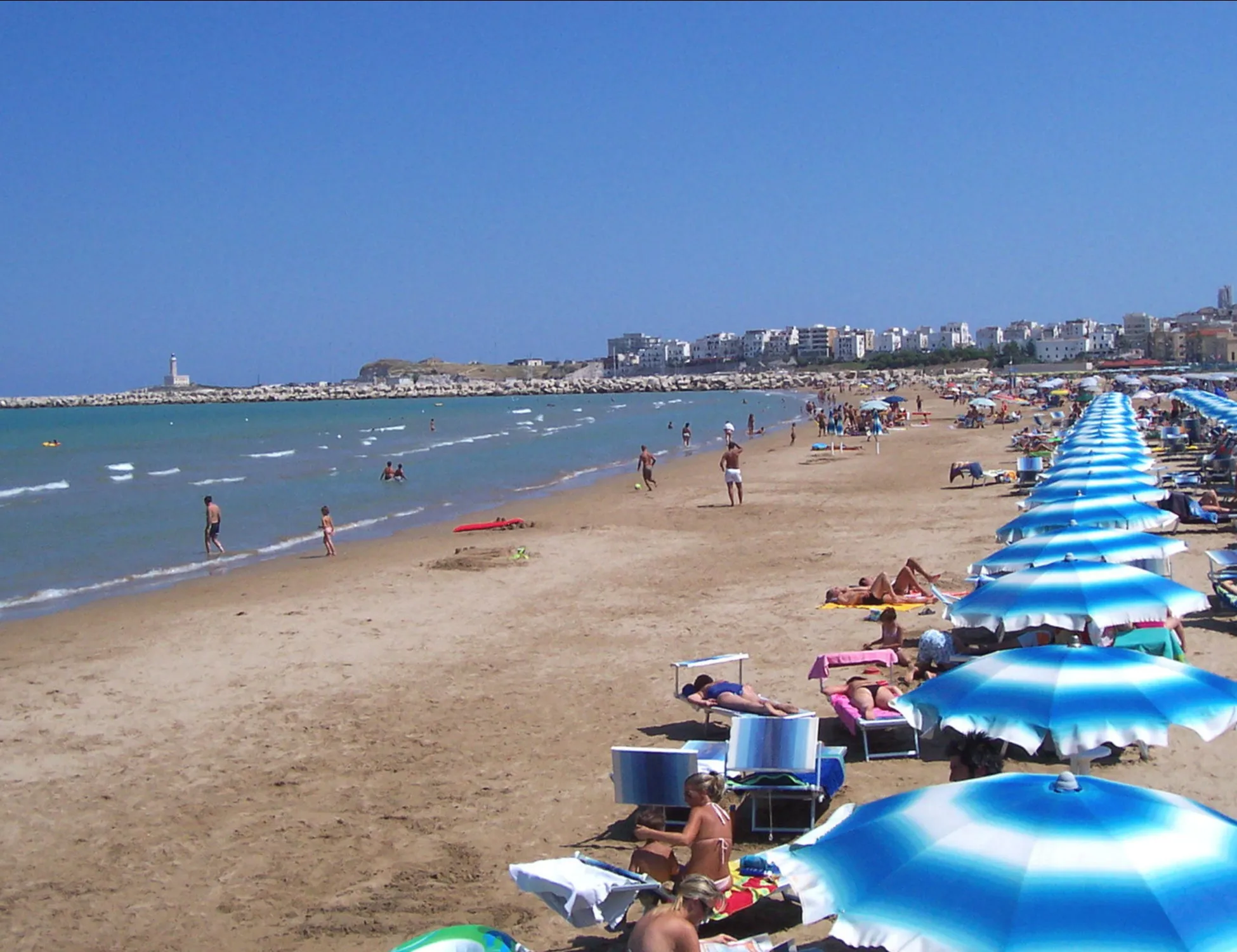 Leggi l'articolo: Reddito di cittadinanza con villa al mare e 200mila € in Svizzera: Versilia, l'ultimo scandalo