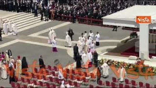 Addio a Cardinale Ruini, ecco Papa Leone che lo saluta dopo Messa intronizzazione nel 2025