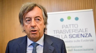 Roberto Burioni contro le Iene, "il Tribunale ha sequestrato tutto". La replica: "4 domande per lui"