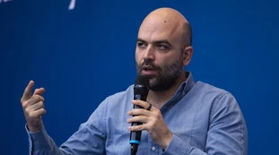 Roberto Saviano umiliato: "Che m***, non dovevi partire?"