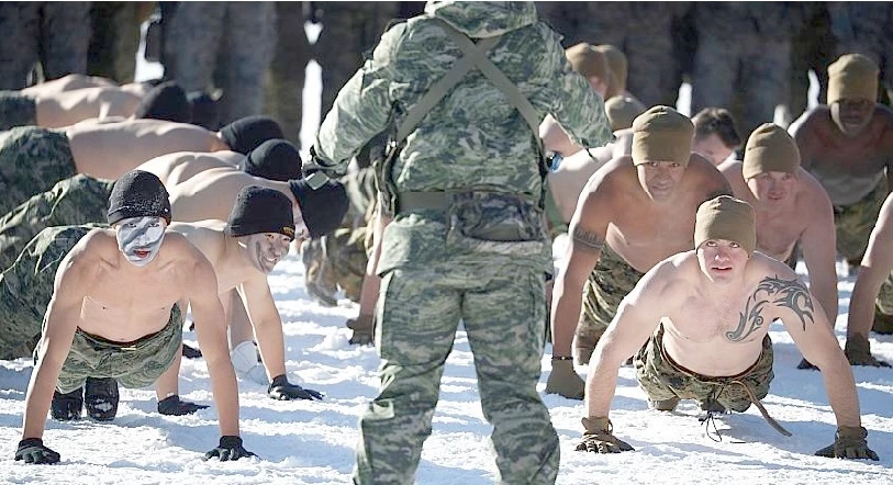 Corea del Nord, i militari che danno la caccia a Kim Jong-un: l'esercitazione estrema nella neve