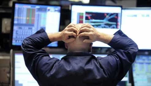 Borsa, crollo a Piazza Affari: -4,4%. Spread su