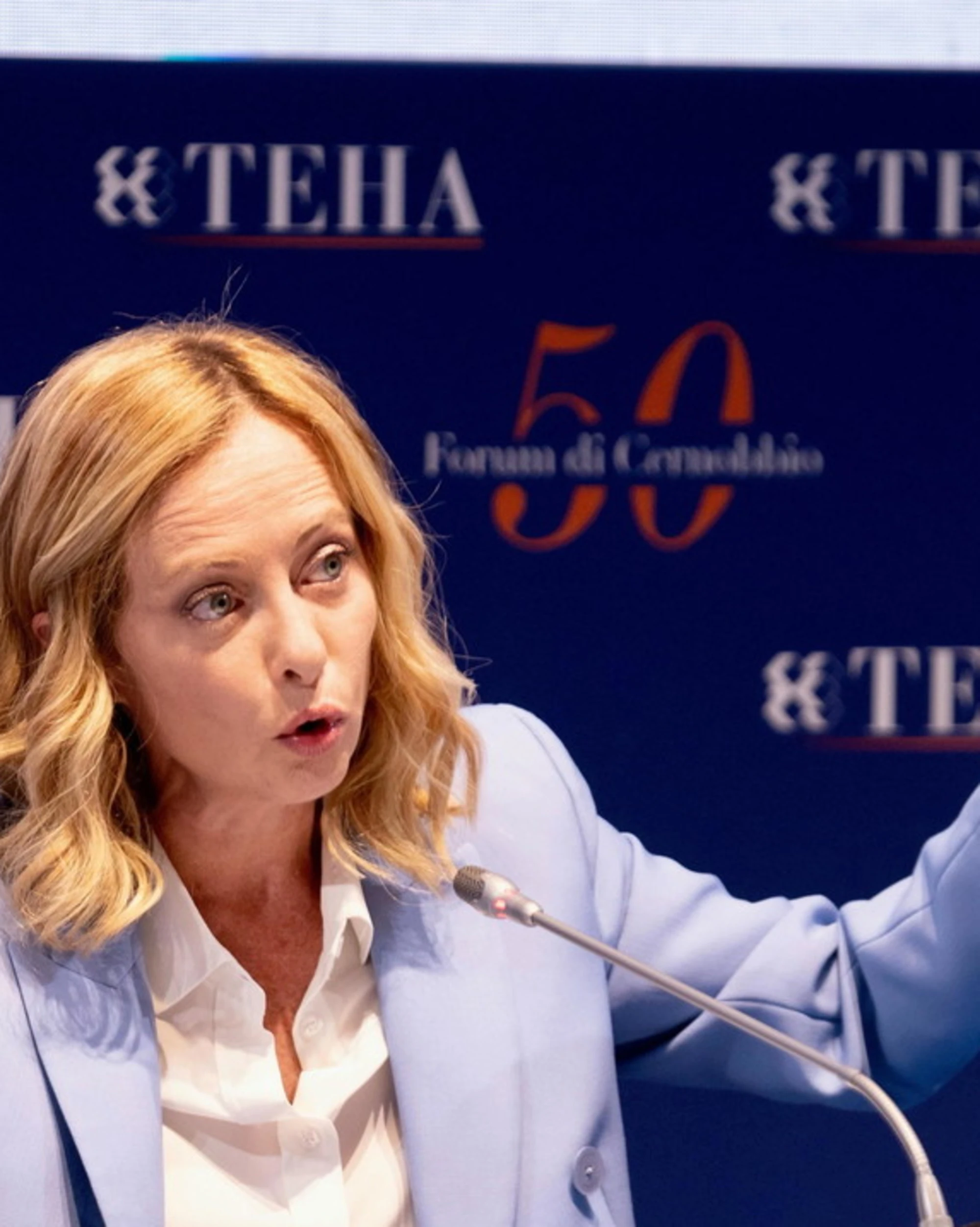 Meloni, trionfo a Cernobbio: "sondaggio" in platea, sinistra a pezzi