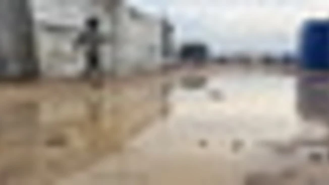 Gaza, tende allagate per la tempesta Byron e freddo: almeno 14 morti