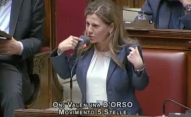M5s, Valentina D'Orso sconcerta la Camera: "Troppi voti, mi duole il braccio. Per la nostra salute..."