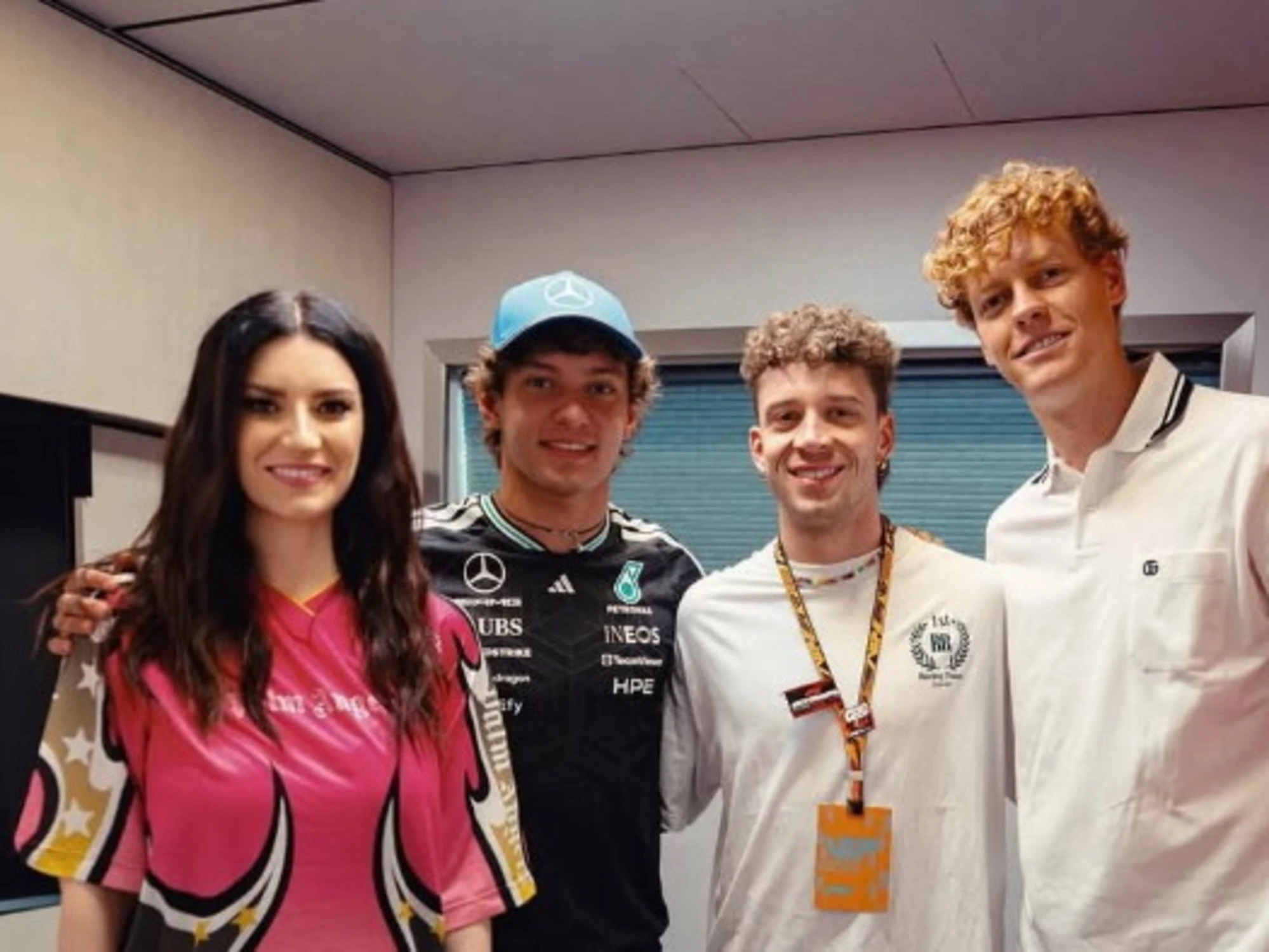 Laura Pausini, la foto ritoccata con Sinner e Kimi Antonelli. Ecco l'originale, esplode un putiferio